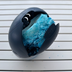 Ein leicht aufgelöster Block Granulat liegt im Pattex Aero 360°