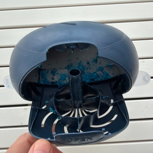 Granulatreste befinden sich im Pattex Aero 360°