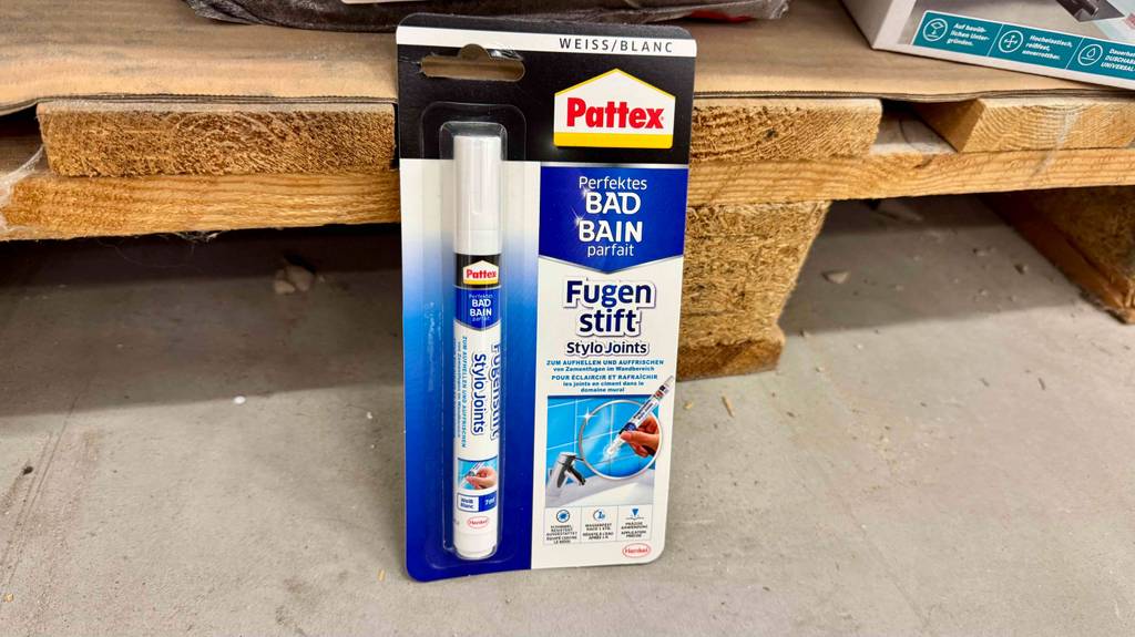Im Test: Auf dem Kartoneinleger eines verpackten Fugenstifts stehen Informationen zur Verwendung.