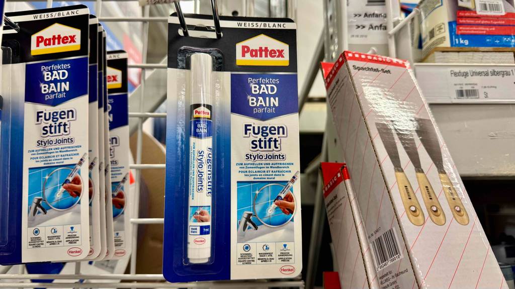 Fugenstift im Test: ine Packung hängt zwischen anderen Produkten in einem Hängeregal.