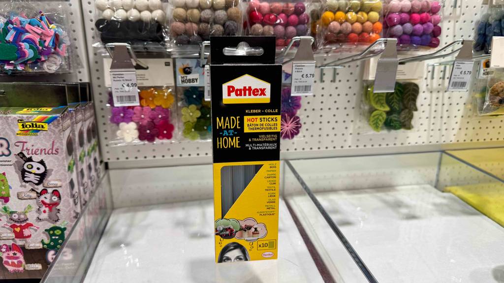 Eine Packung Heißklebesticks 11 mm steht zum testen vor Basteldeko.