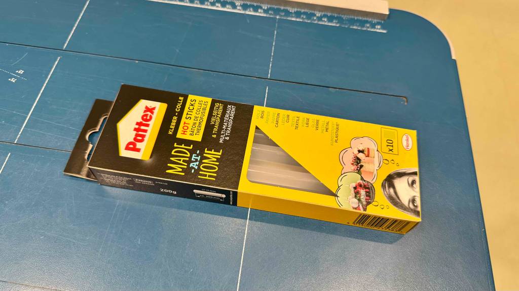 Im Test: Detailansicht der Heißklebesticks 11 mm durch das transparente Sichtfenster der Verpackung.