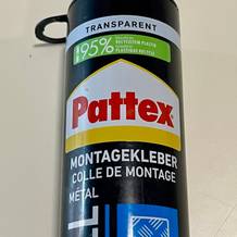 Das Bild zeigt die Vorderseite einer Pattex Montagekleber Metall Kartusche in Nahaufnahme. Die Beschriftung und das Design sind klar erkennbar.