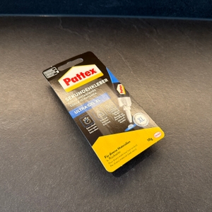 Der Karton vom Pattex-Sekundenkleber-Ultra-Gel liegt auf einer Arbeitsplatte