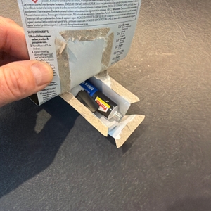 Die Verpackung vom Pattex-Sekundenkleber-Ultra-Gel wird aufgerissen