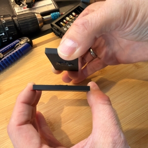 Zwei Stücke Plastik mit Pattex-Sekundenkleber-Ultra-Gel werden aufeinandergelegt