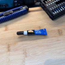 Das Pattex-Sekundenkleber-Ultra-Gel liegt auf einem Holzbrett