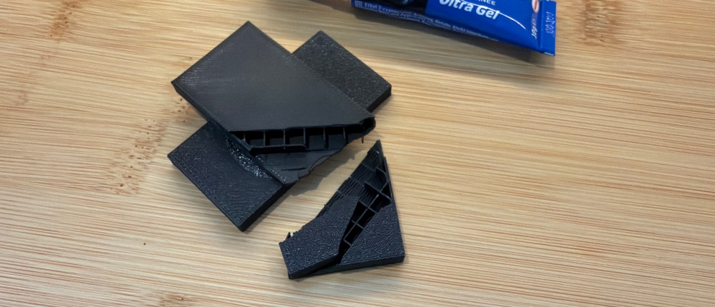 Ein zerbrochenes Stück Plastik liegt neben dem Pattex-Sekundenkleber-Ultra-Gel