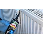 Ein Anwender bringt Pattex Montagekleber an einem Heizkörper an. Der Kleber wird zwischen Halterung und Wandfläche aufgetragen.