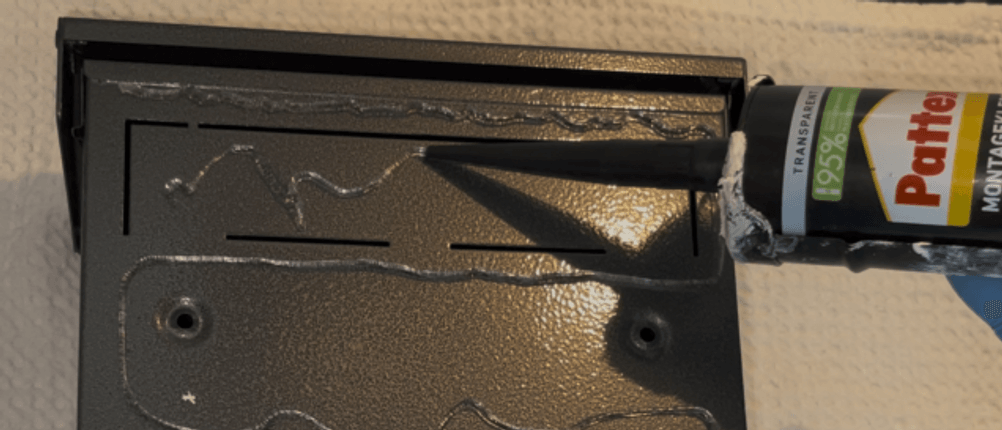 Mit der Pattex-Kartusche wird Kleber aufgetragen.