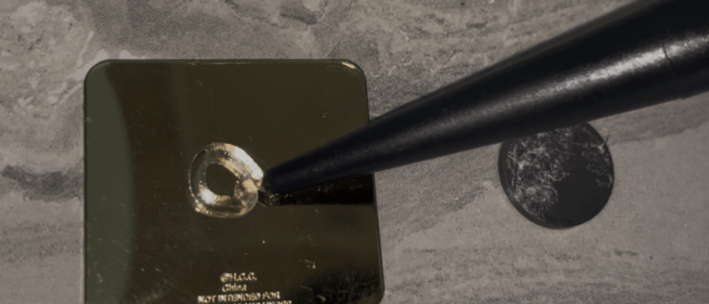 Die Spitze der Pattex-Kartusche trägt in Nahaufnahme Metallkleber auf.