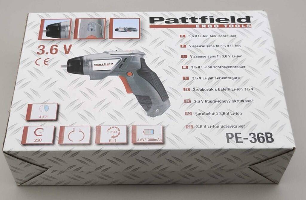 Die Originalverpackung eines getesteten bürstenlosen Akkuschraubers befindet sich auf einer hellgrauen Oberfläche.