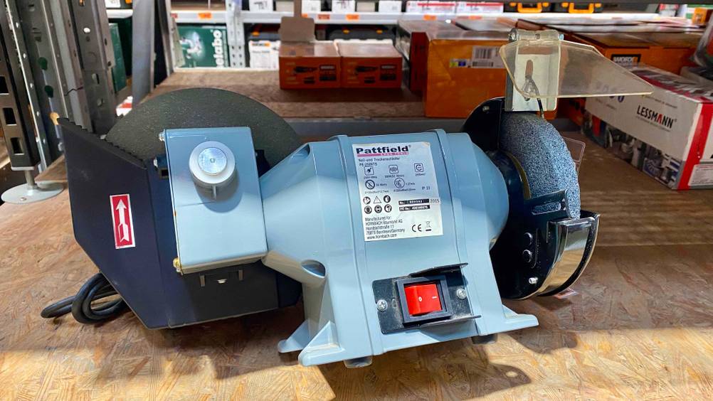 Im Test: Eine Nassschleifmaschine von hinten mit dem Powerbutton.