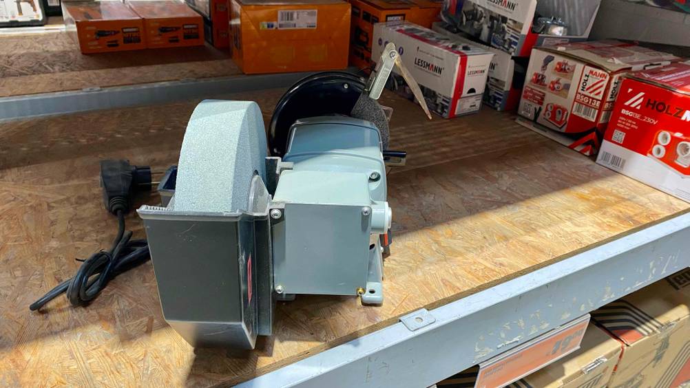 Nassschleifmaschine getestet: Ein Gerät von vorne in einem Verkaufsregal mit Preisangabe.