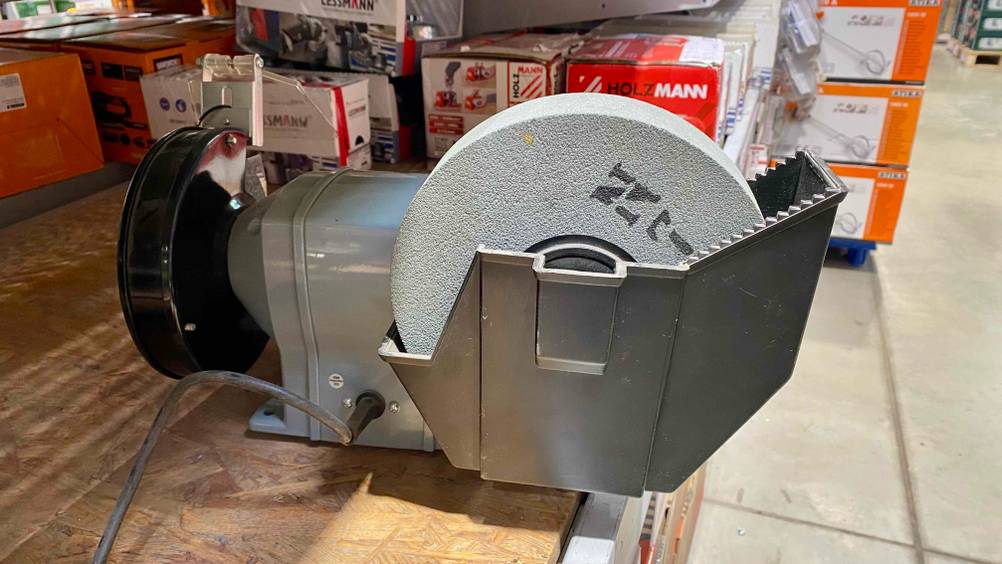 Nahaufnahme des Schleifsteins einer getesteten Nassschleifmaschine in einem Regal.