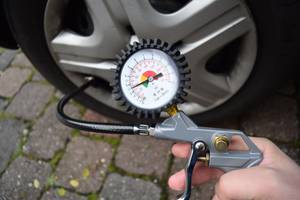Mit dem Hebel kommt Luft rein, mit dem Knopf kommt Luft wieder raus.