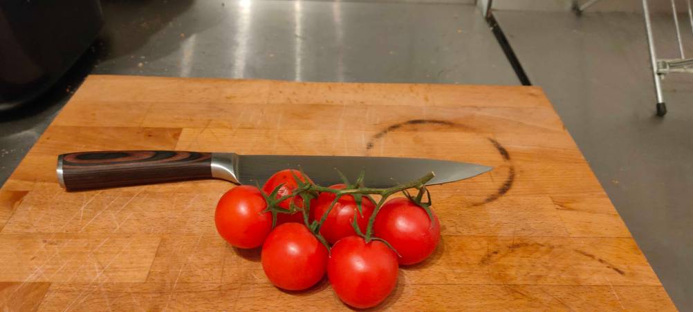 Paudin Messer mit Tomaten