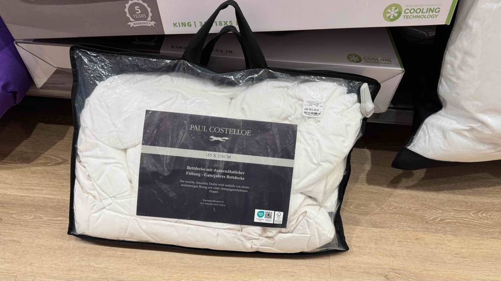 Bettdecke 155x200 im Test: Auf der Packung klebt das Preisschild.