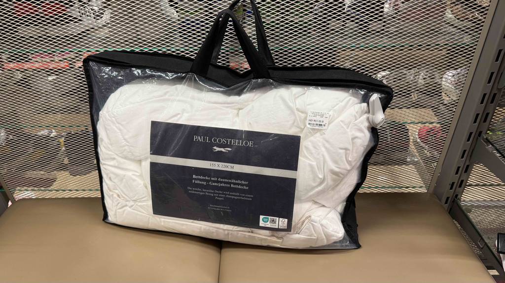 Die getestete Bettdecke 155x200 ist in einer transparenten Tasche mit Tragegriff verstaut.