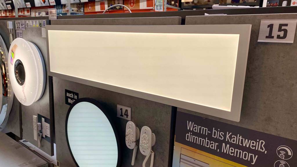 LED-Deckenpanel-Test: eine rechteckige Deckenleuchte ist an einer Wand mit anderen Leuchten ausgestellt.