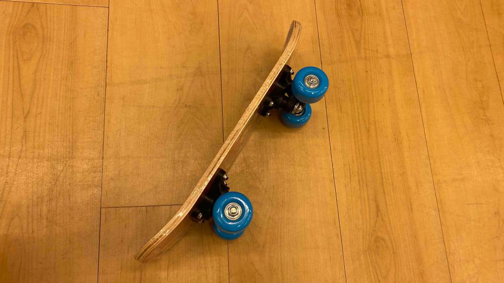 Im Test: Paw Patrol Skateboard für Kinder liegt auf der Seite auf Holzboden.