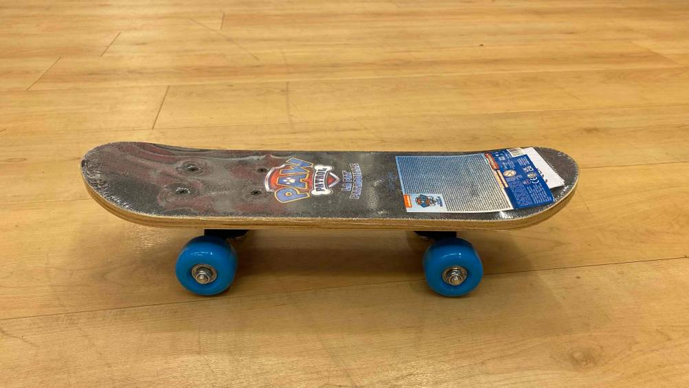 Im Test: Paw Patrol Skateboard für Kinder steht auf Holzboden.