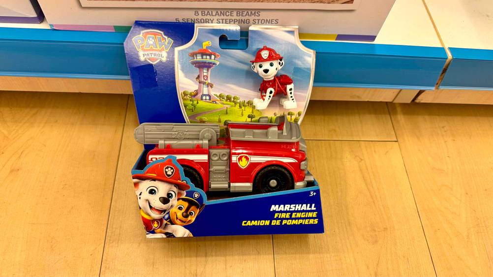 An einem Regal am Boden lehnt das getestete Paw-Patrol-Spielzeug.