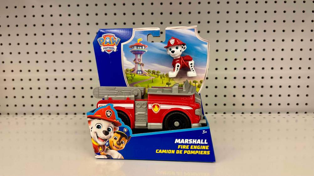 Das Paw-Patrol-Spielzeug im Test in einem Regal.