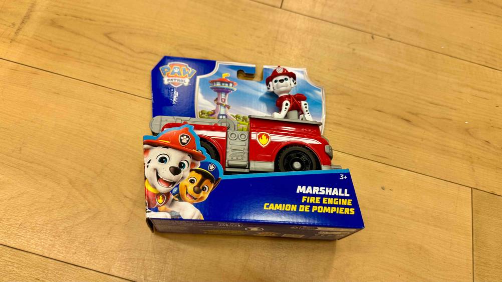 Das getestete Paw-Patrol-Spielzeug auf einem Holzboden liegend.