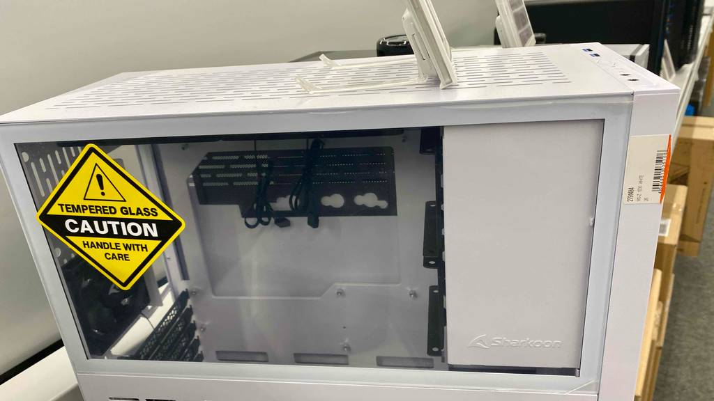 Ein getestetes PC-Gehäuse aus Glas und Stahl. 