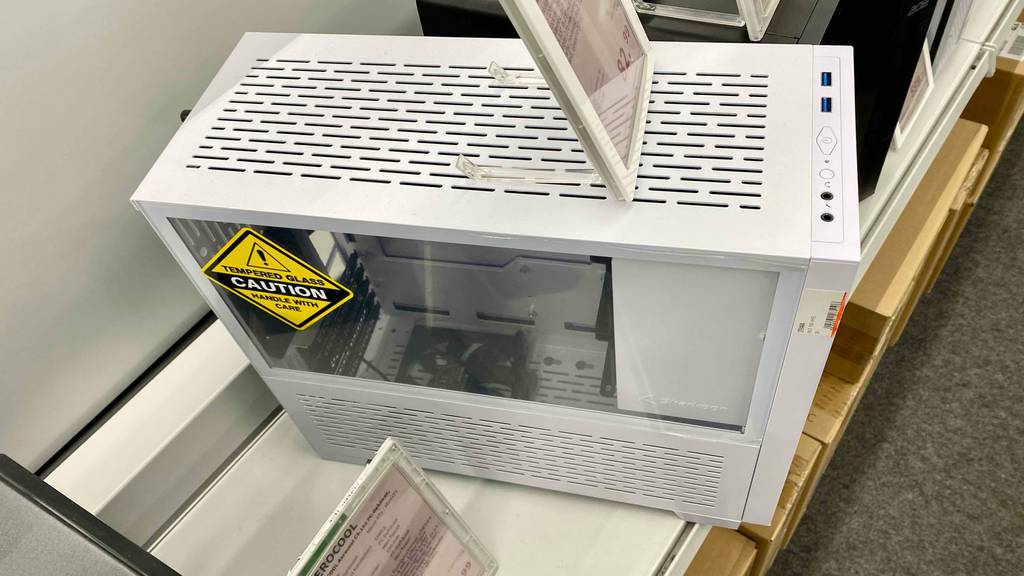 Ein getestetes PC-Gehäuse befindet sich als Ausstellungsstück im Geschäft. 
