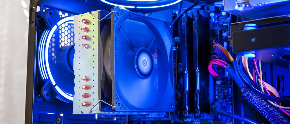 Eine Lüfterkühlung im Inneren eines Gaming-PCs mit RGB-Beleuchtung.
