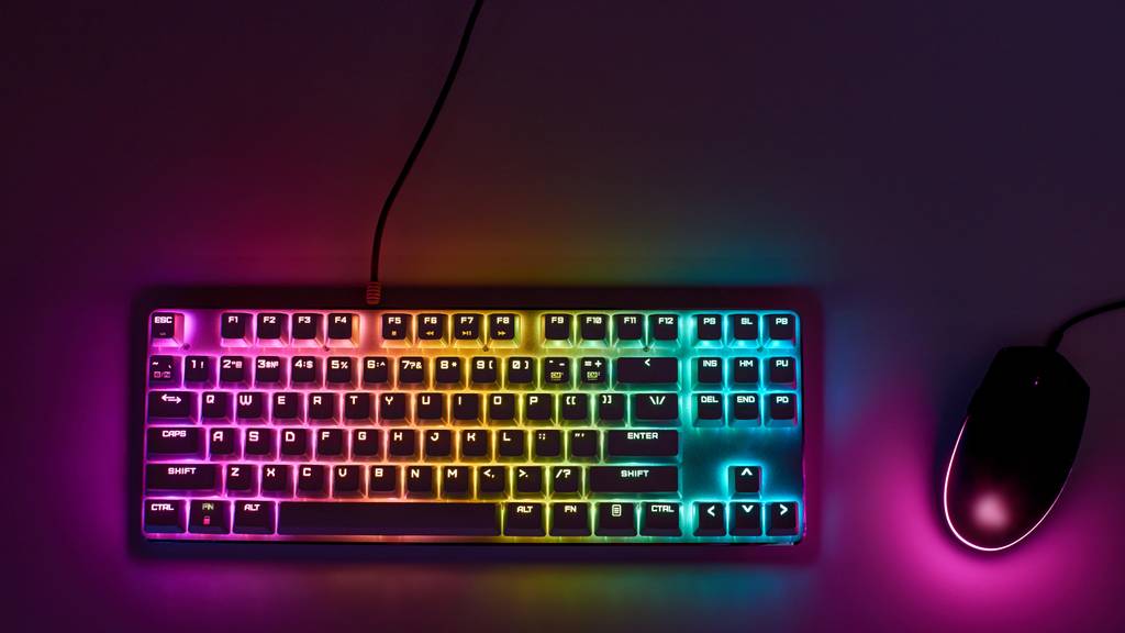 Ein Gaming-Keyboard mit Hintergrundbeleuchtung und Maus.