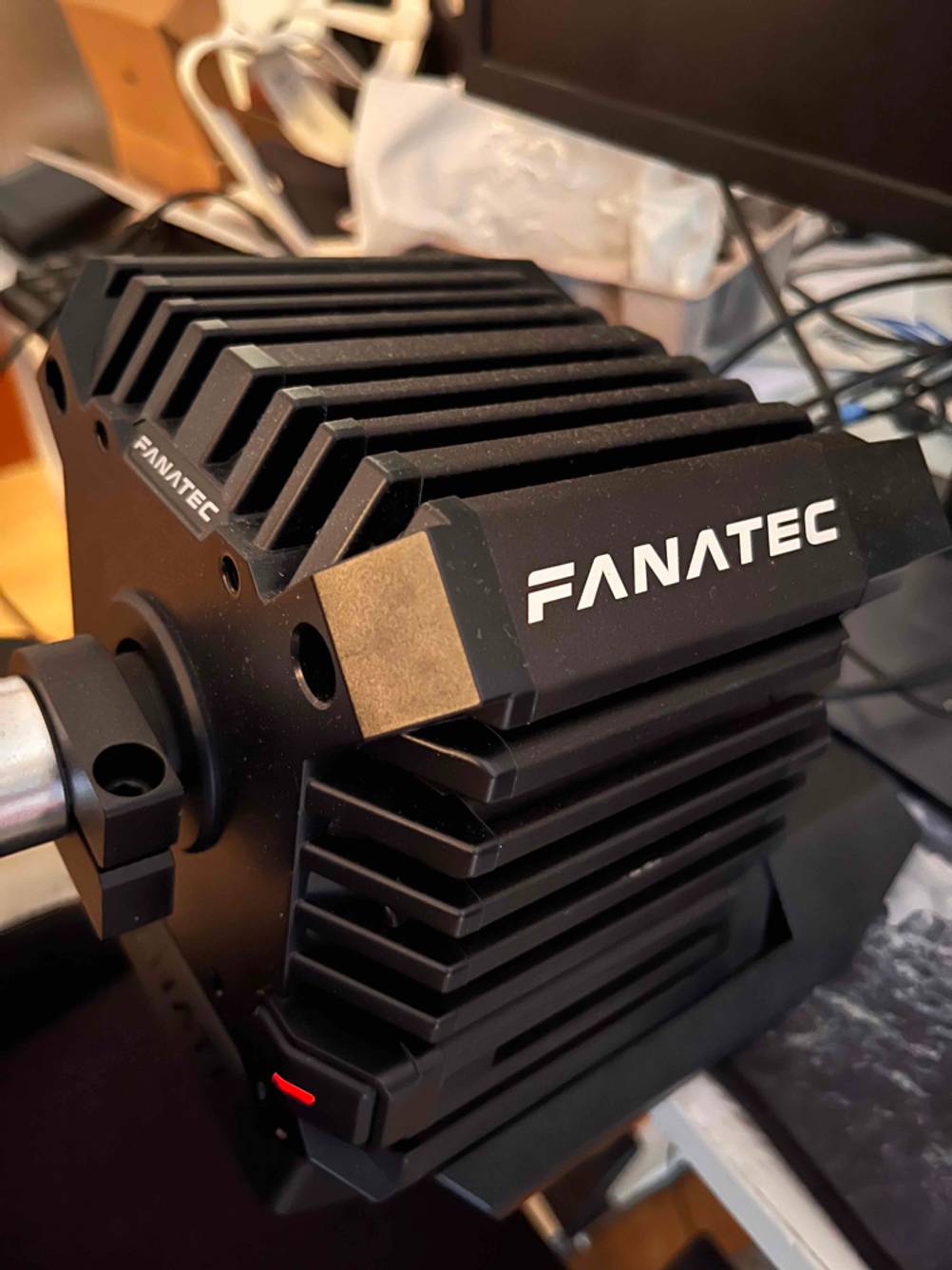 Nahaufnahme des Motors eines getesteten PC-Lenkrads mit Aufdruck des Herstellers.