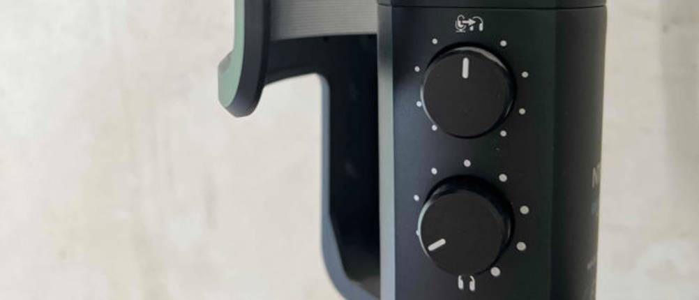 Die Regler eines schwarzen Rode-Mikrofons.