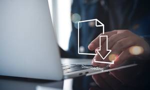 PDF-Editoren im Test: Der Download einer PDF wird von einer Grafik neben einem Laptop dargestellt.