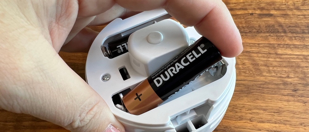 Batterien werden beim Peach-PA105 eingelegt.