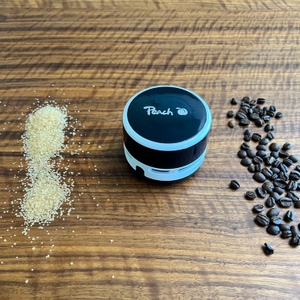 Zucker (links), Kaffeebohnen (rechts) und der Peach-PA105 in der Mitte.