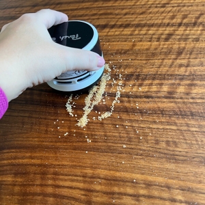 Peach-PA105 saugt Zucker von einem Tisch.