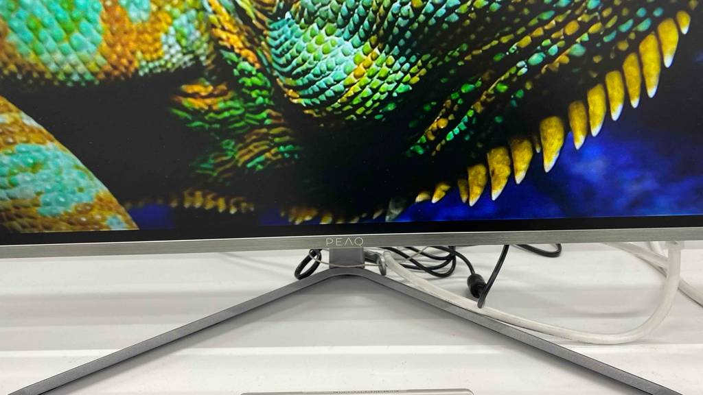 Detailansicht des Standfußes eines getesteten Peaq 32 Zoll Monitors.