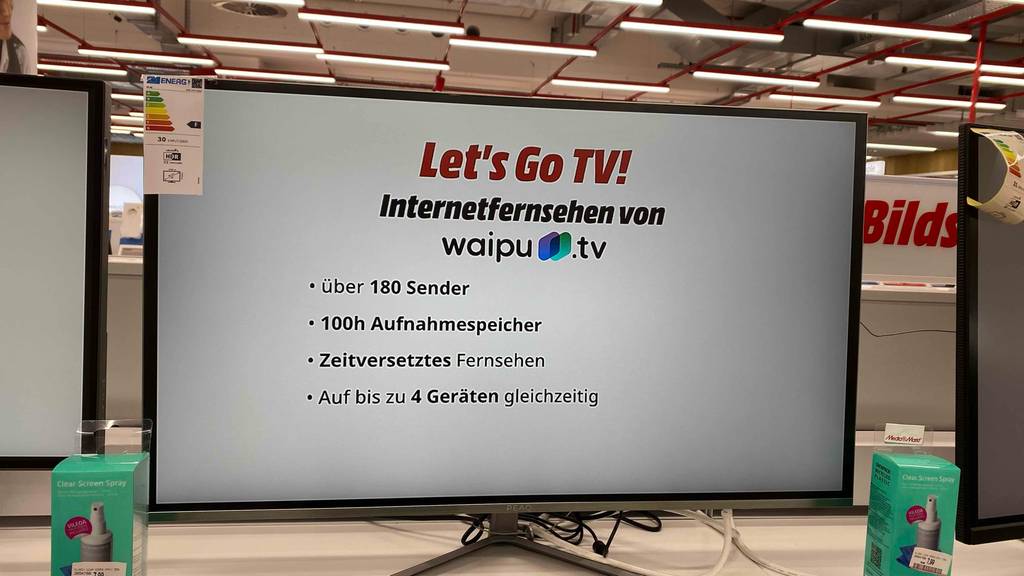 Im Test: ein 32 Zoll Monitor von Peaq mit einer Werbeanzeige auf dem Display in Frontansicht.