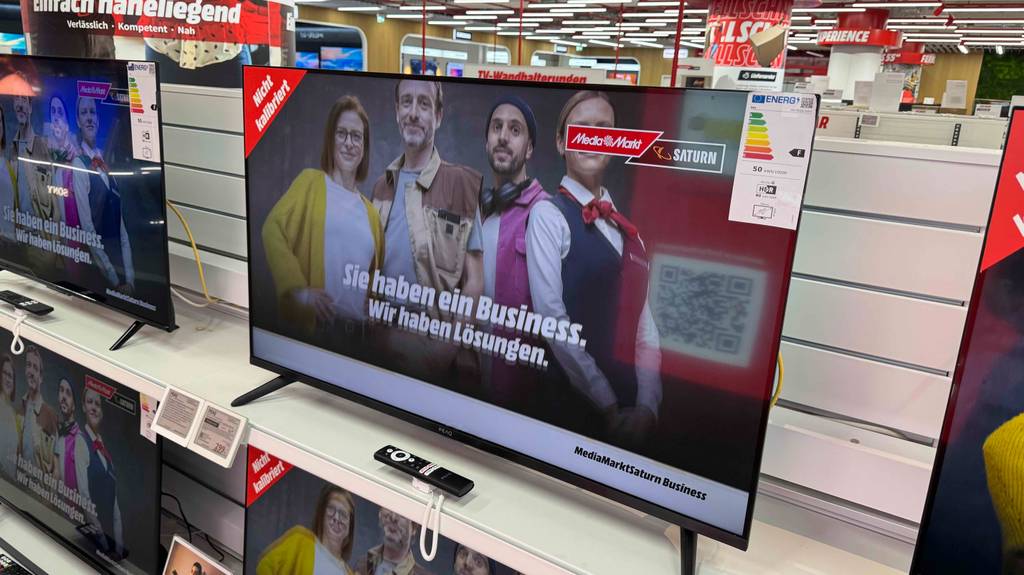 Auf einem getesteten Fernseher bis 300 Euro ist eine Menschengruppe zu sehen.