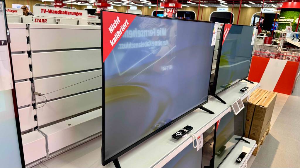 Blick von schräg links auf einen Fernseher bis 300 Euro im Test.