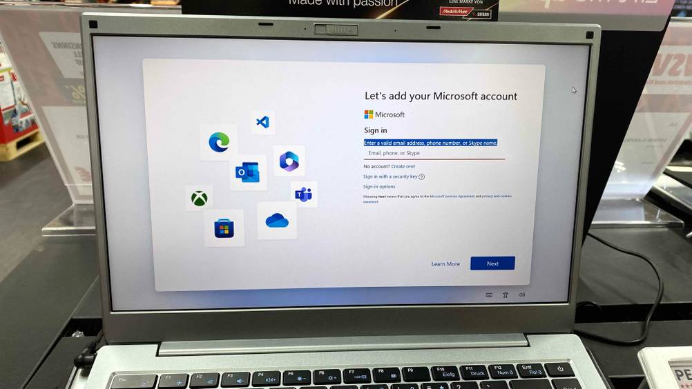 Günstiger Laptop getestet: Detailaufnahme des Displays mit Microsoft Software.