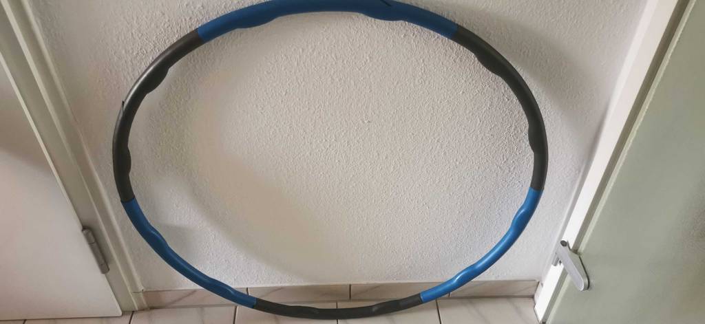 Ein Stecksystem-Hula-Hoop-Reifen an einer Wand lehnend