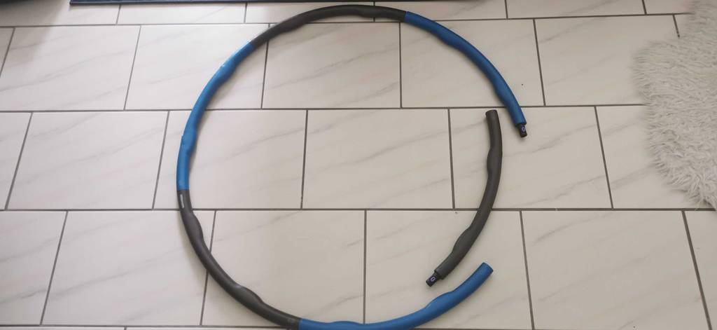 Hula Hoop Reifen mit Stecksystem auf dem Boden liegend