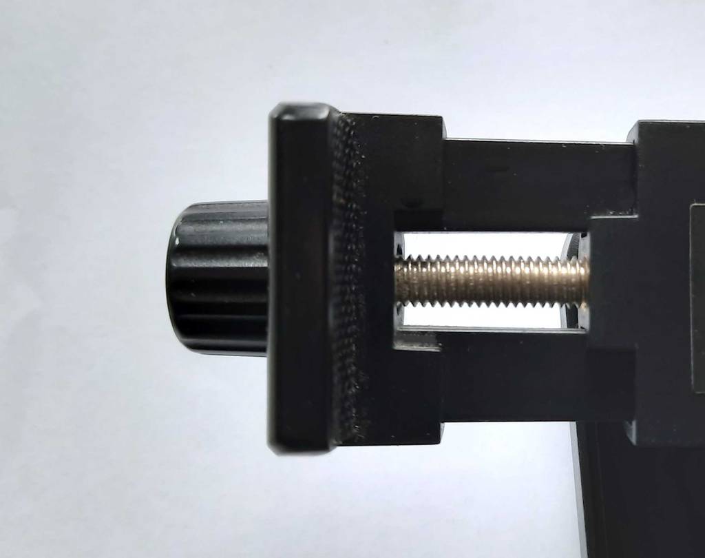 Detailansicht der Schraubverbindung eines getesteten Smartphone Stativ Adapters.