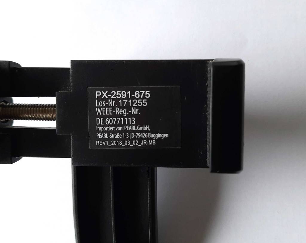 Auf einem getesteten Smartphone Stativ Adapter sind die Modellnummer und Herstellerangaben eingedruckt.