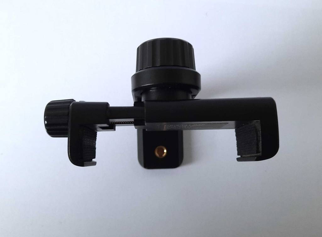 Ein getesteter Smartphone Stativ Adapter von oben betrachtet.