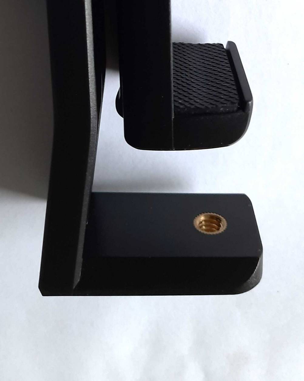 Smartphone Stativ-Adapter getestet: Blick von der Seite auf den unteren Teil des Adapters.